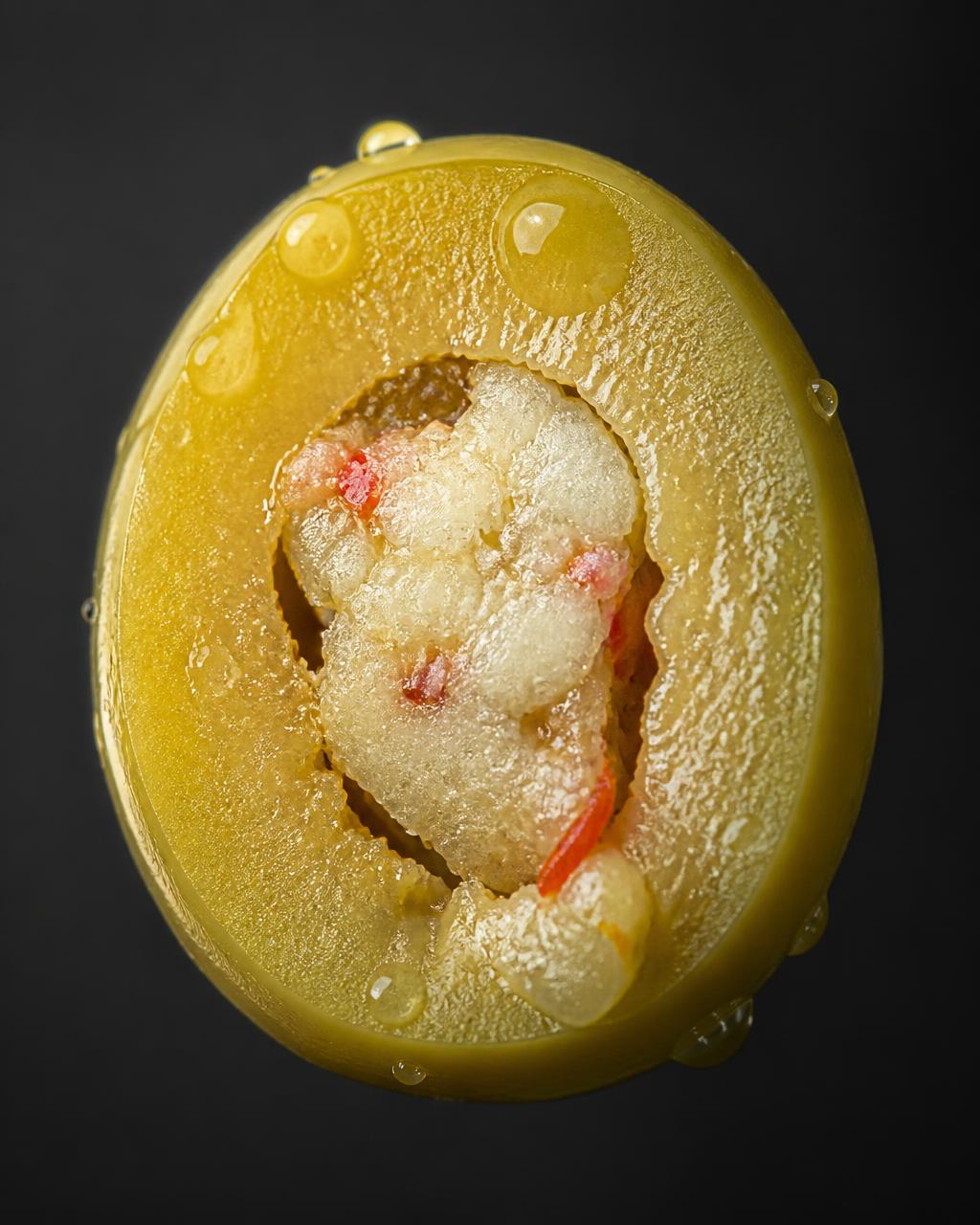 Macro de una aceituna rellena seccionada en desarrollo de producto